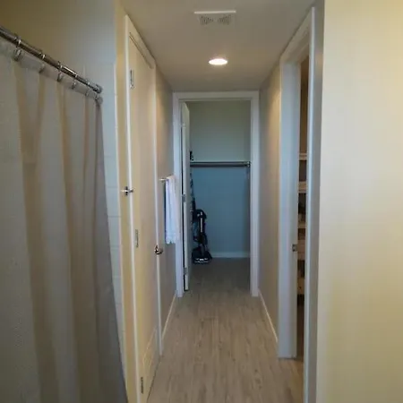 Gorgeous Studio High Rise
